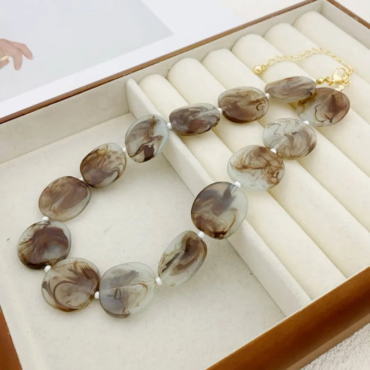 A niche light luxury sweet style acrylic bead necklace necklace for women