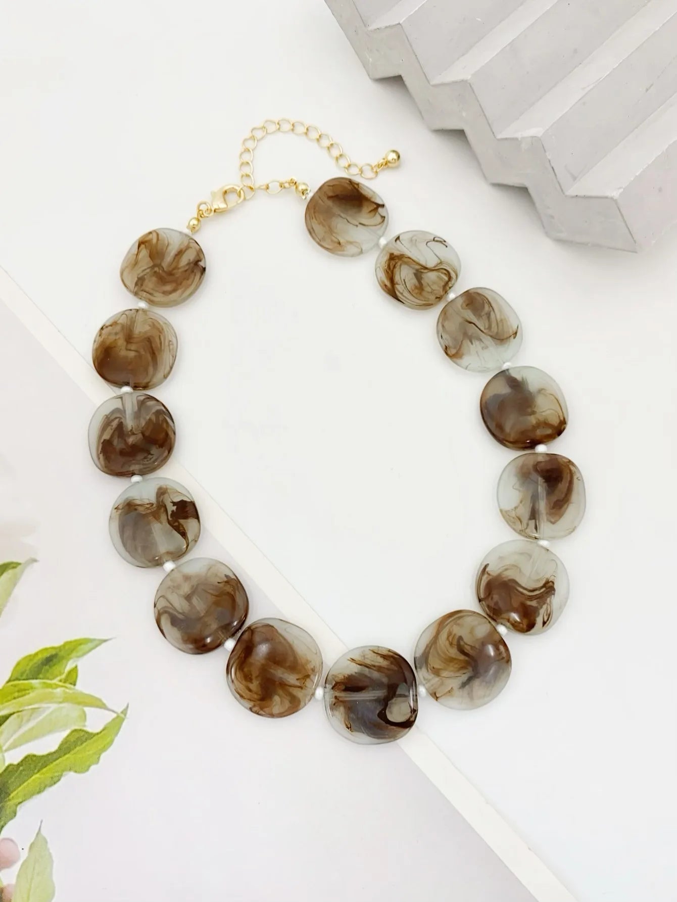 A niche light luxury sweet style acrylic bead necklace necklace for women
