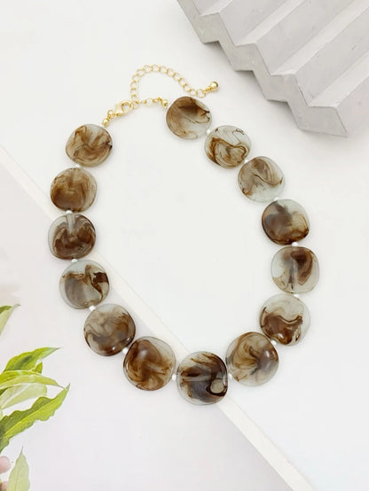 A niche light luxury sweet style acrylic bead necklace necklace for women