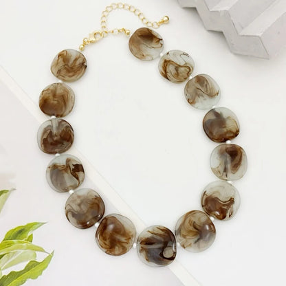 A niche light luxury sweet style acrylic bead necklace necklace for women