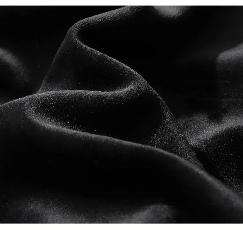 .A casual sports outfit consisting of a long-sleeved hooded t-shirt and elastic-waist pants.