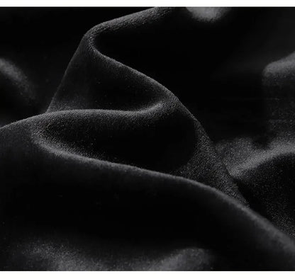 .A casual sports outfit consisting of a long-sleeved hooded t-shirt and elastic-waist pants.