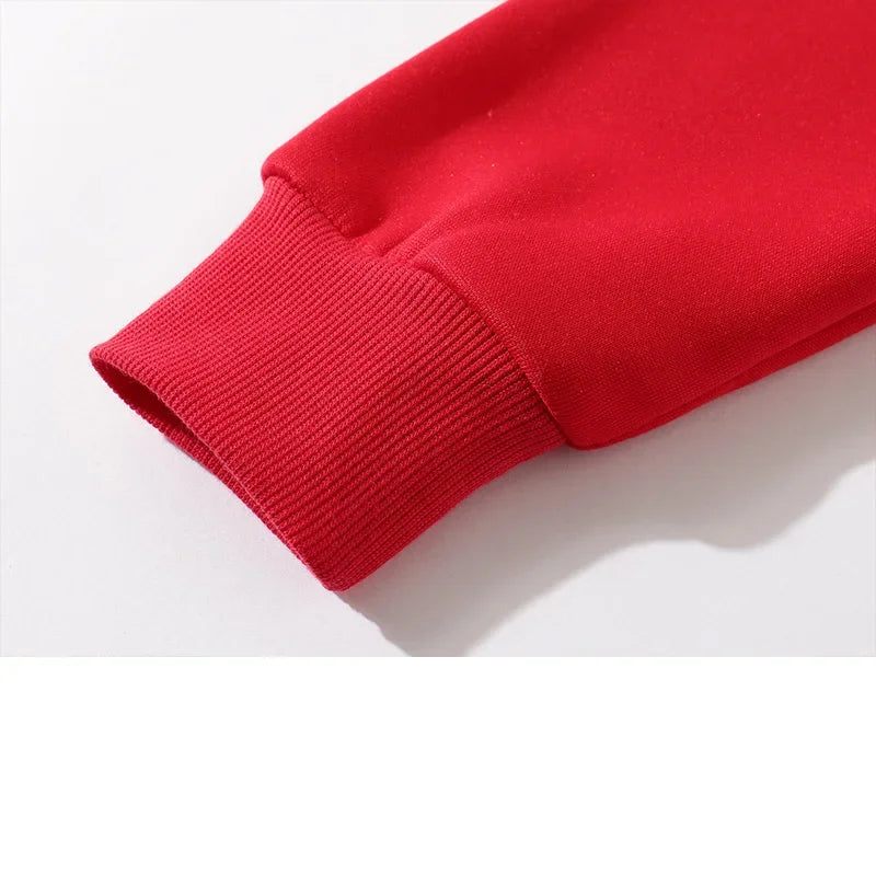 .A casual sports outfit consisting of a long-sleeved hooded t-shirt and elastic-waist pants.