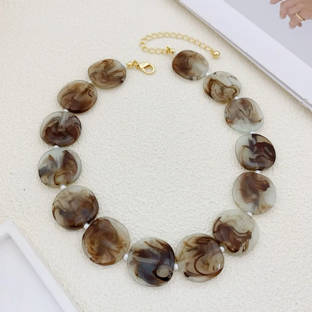 A niche light luxury sweet style acrylic bead necklace necklace for women