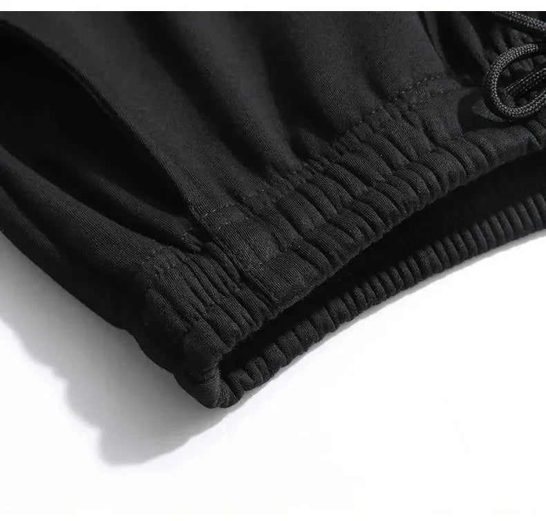 .A casual sports outfit consisting of a long-sleeved hooded t-shirt and elastic-waist pants.