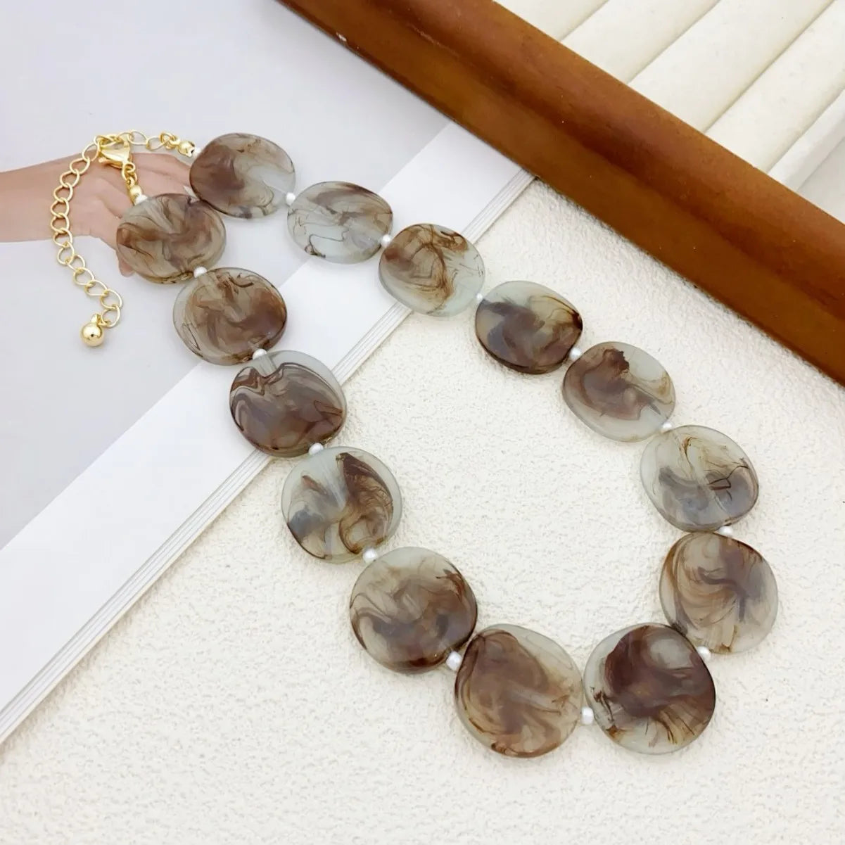 A niche light luxury sweet style acrylic bead necklace necklace for women